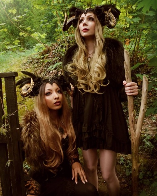 Showing Sandra my beautiful new gardenHeaddresses by @blackunicorndesigns * * * * * #horns #witche