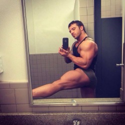 thatdudesafox:muscledlust:Lift and separate.