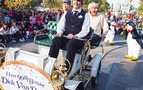 didyouknowmagic:mickeyandcompany:Dick Van Dyke celebrates his 90th birthday at Disneyland (pictures 