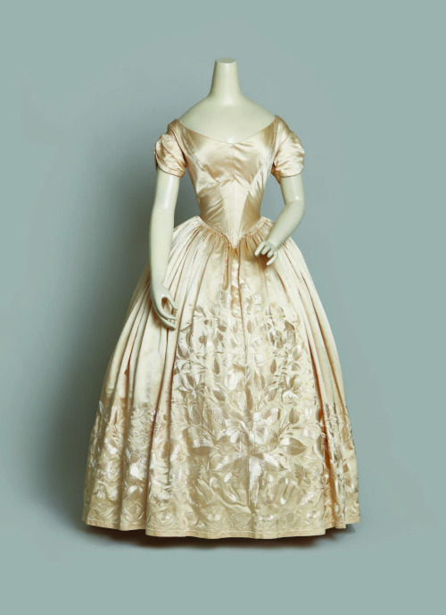 fripperiesandfobs: Evening dress ca. 1837-39 From Cora Ginsburg