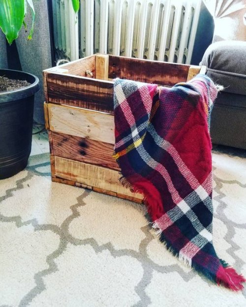 Rustic Wooden Pallet Bin //ReclaimandRefurbish