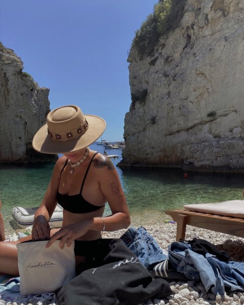 Treasure bags &amp; new tote bags now available online! #frachella #treasurebag #visisland (at Vis, 