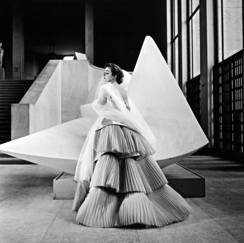 Model with sculpture in the Musée d’Art Moderne, Paris (1951). Photograph by Willy Maywald.The model