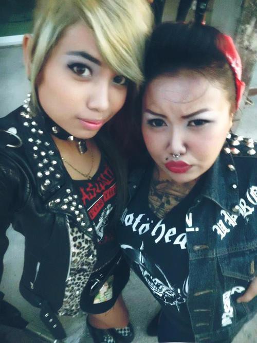 haare-bunt-und-zugepierced:  SPEICHELBROISS auf We Heart It. http://weheartit.com/entry/53982867 