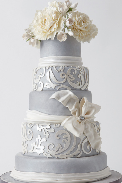 Isn’t this ultra-modern silver and white cake stunning? Click here for more inspiration. 