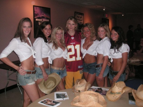 iloveanimalssavetheworld: Gaylor Swift Taylor with other girls Blast from the past
