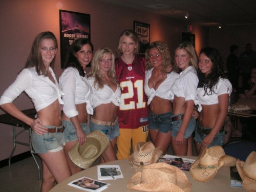 oliro9:  iloveanimalssavetheworld:  Gaylor Swift  Taylor with other girls  She looks so hot and