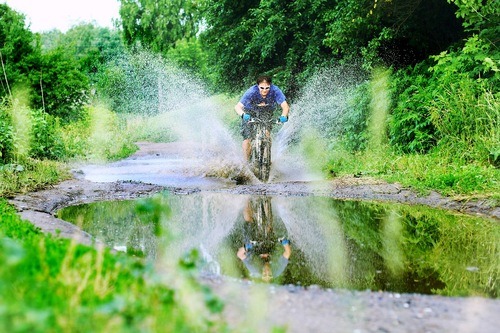 asof-ringyo: mountainrussia:  Like a child  「なんでMTB乗ってるの？」って聞かれたら、「こういう衝動が忘れられないから」って説明してる。