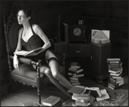 bibliophile-exhibitionism: The Librarian’s Lair by Seraphina-Song Reading Naked