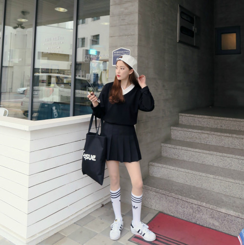 pleatedminiskirts:  ulzzang-selca-fashion:  Ji Eun // michyeora  Another pleated miniskirt wearer.