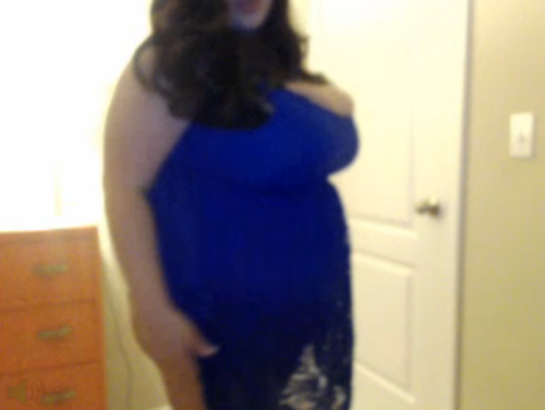 temptedbyangel:  Check out housewifeswag’s blue dress. It makes her look so pretty