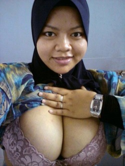 malayfoto:  Bertudung pun mau beraksi   Super boobs &hellip;. Air bag