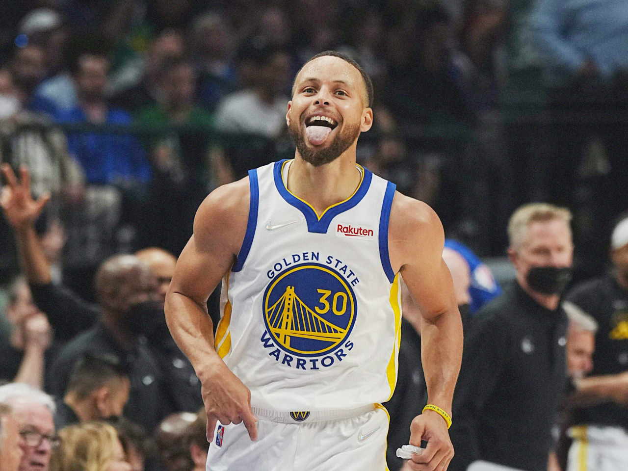 Que pena! Quase do próprio garrafão, Curry marca, mas cesta não vale