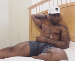 diaryofakanemem:  charlibal:Sittin’ in bed like …….. Yes LAWDT!  Sit over here