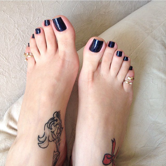 cute girls with amazing toe rings and cute feet