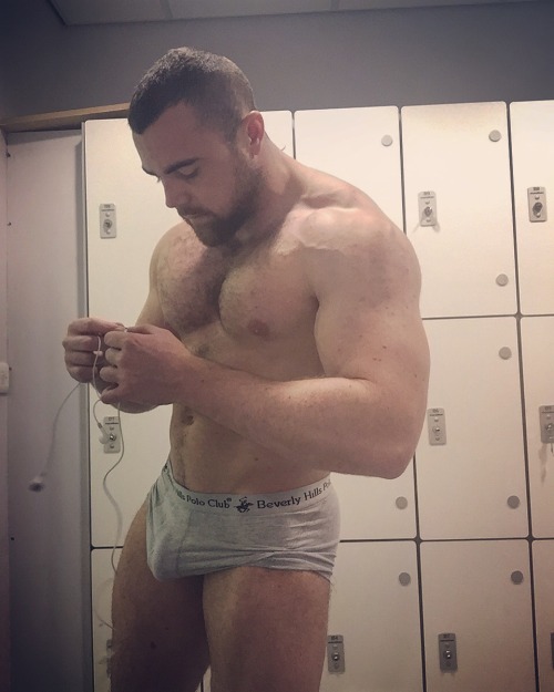 mystraightfriend:  Mystraightfriend.tumblr.com