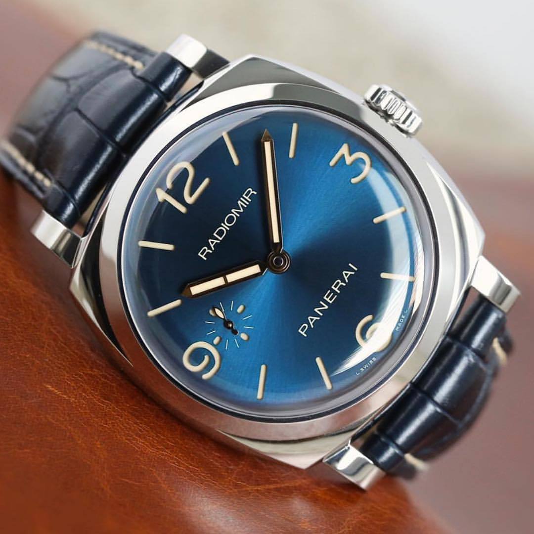 paneraicentral:
“There are blue dials and then there is the #Panerai #PAM690 Radiomir 1940 with that amazing sunburst dial, gold hands, and domed crystal. 😍 pic by buddy @bharmon417...