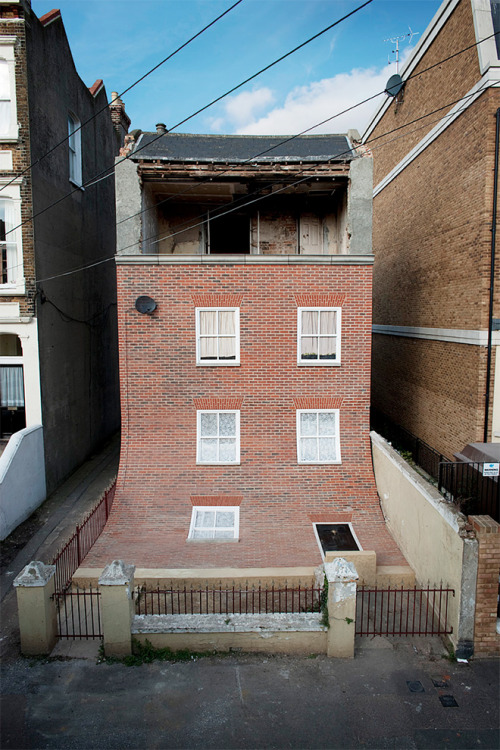 minusmanhattan:  From the knees of my nose to the belly of my toes by Alex Chinneck. 