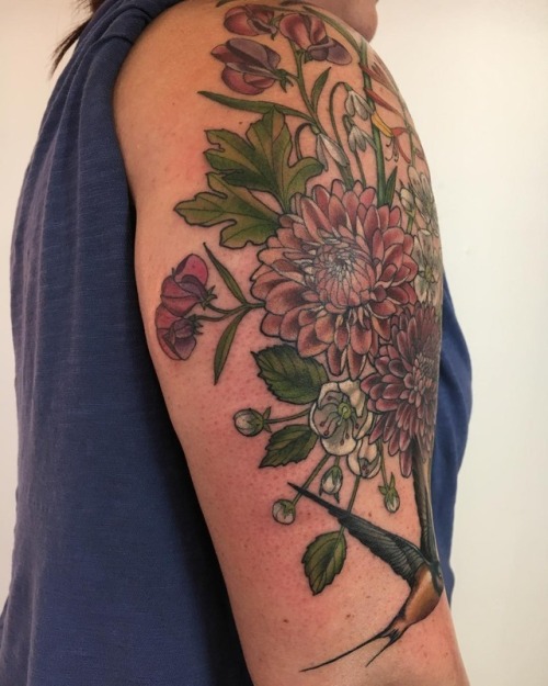 #chrysanthemumtattoo #sweetpeatattoo #honeysuckletattoo #botanicaltattoo #botanicaltattooartist #flo