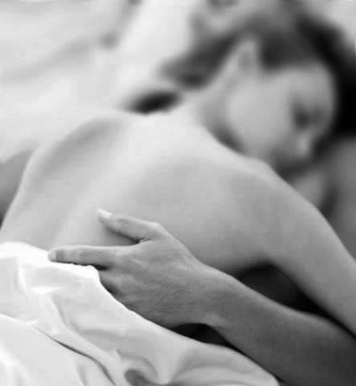 struruso:  “Dentro ad un abbraccio puoi fare di tutto: sorridere e piangere, rinascere e morire.  Oppure fermarti a tremarci dentro, come fosse l’ultimo.”  (cit. Charles Bukowski)  @struruso 