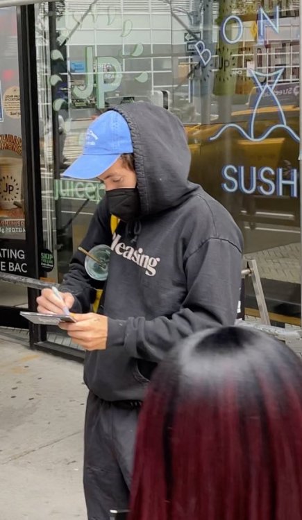 stylesnews:Harry meeting fans in NYC - 06/10