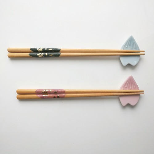 rendakud: Japanese chopstick etiquette.  Fun fact! : Chopsticks (hashi 箸) have been around for over 