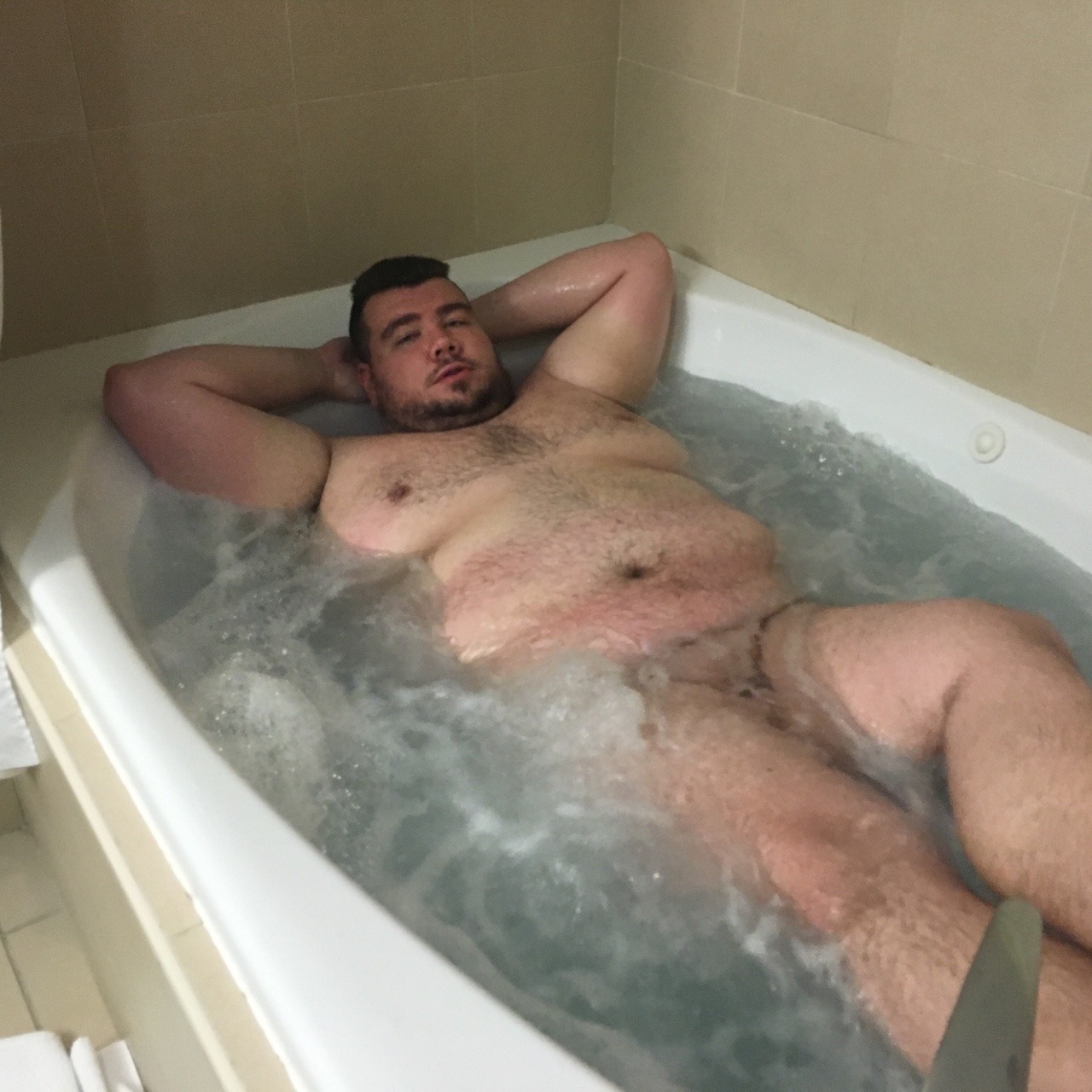 stonecub:  Hotel with a whirlpool tub! 