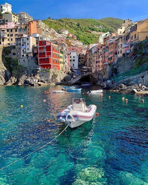 igitalia:#italia #cinqueterre ⠀ Le Cinque Terre sono la parte naturale più incontaminata e affascin