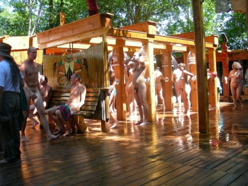 naturistelyon:Nudist resort