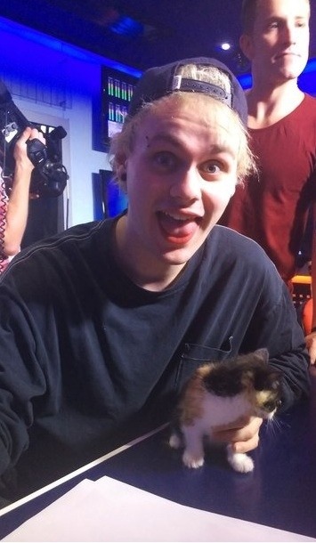 ashtongirlforever:  Michael Clifford is a beautiful human being 