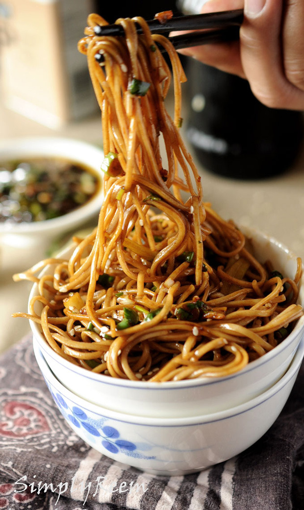 veganfoody:  Soba Noodles with Sweet Ginger Scallion SauceReplace the honey with