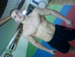 texasfratboy:  college wrestler - yummy!! 