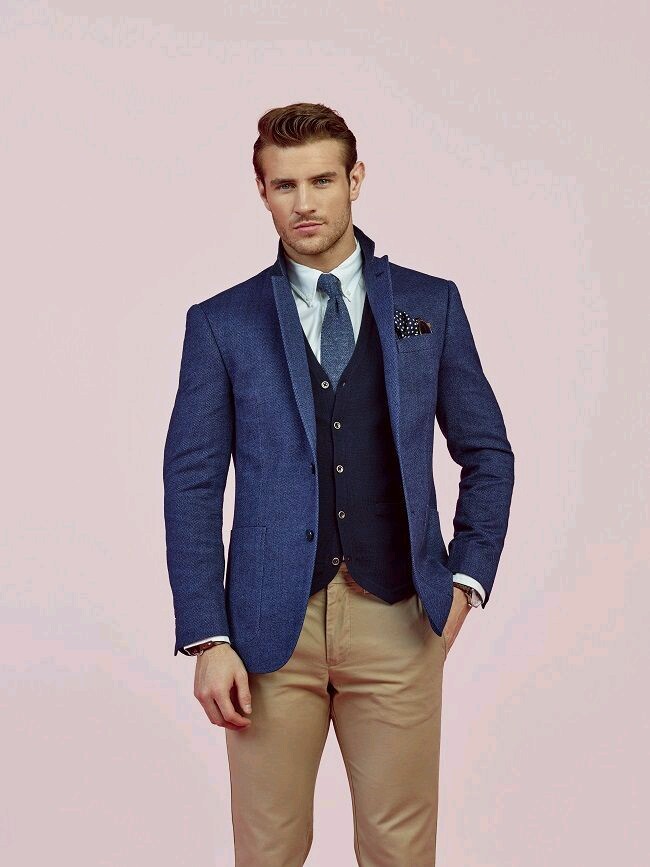 everybodylovessuits:  Simple yet great color scheme.