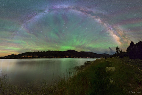 An Airglow Fan from Lake to Sky.Dave Lane.