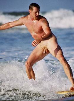 fotonackt:  Nude surfing