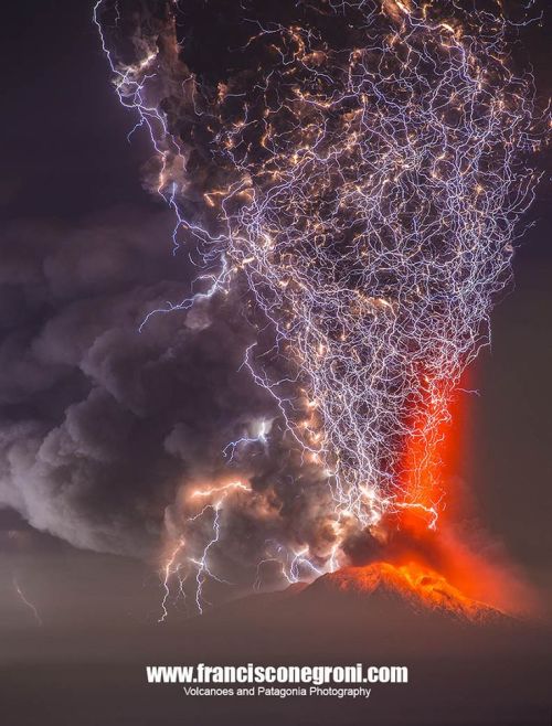 photo by Fransisco Negroni | MY TUMBLR BLOG | Calbuco Volcano, Chile. The April 22, 2015 Calbuco Eru