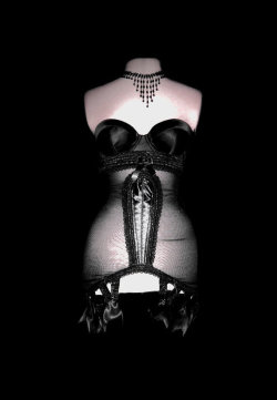 inlovewithburlesquelingerie:  Dark Ladies Wear