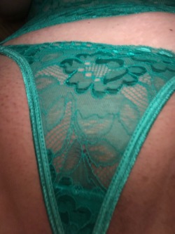 scrubsdecore:  Not at work today!! Home and horny.  Love the hit submission