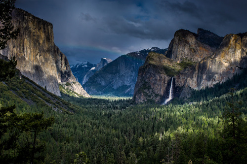 americasgreatoutdoors:Some places take your breath away. Yosemite Valley is one of them. This photo 