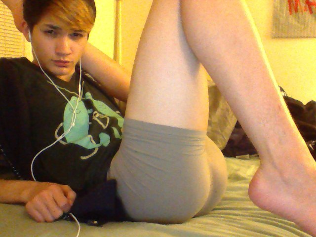 aime-la-bite:  hi im not studying. happy finals.