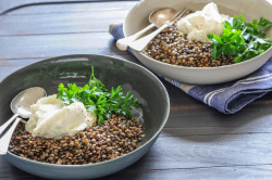 innocents-abroad:  What’s the fastest way to have lunch at a Parisian sidewalk cafe? This delicious (and easy) French lentil salad recipe… 