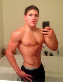 nakedguyselfies:  nakedguyselfies.tumblr.com