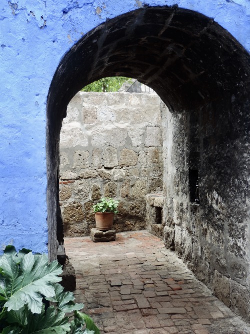 Pasarela de ladrillo con arco azul y acanto, Monasterio de Santa Catalina, Arequipa, 2017.
