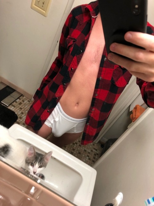 brobriefs: tylermg2018: Sexy lumberjack??? Woof!