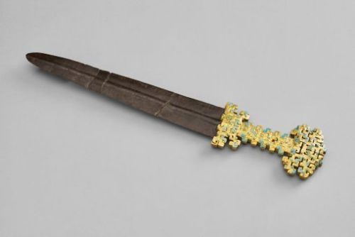 Chinese bronze sword with gold and turquoise hilt, circa 475-220 BC.