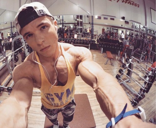 muscleredfox:  testosterotica:  Joe.  Guns, guns everywhere.