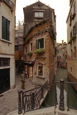 gyclli:   Dusk, Castello, Venice, Italy.**nomomiwont