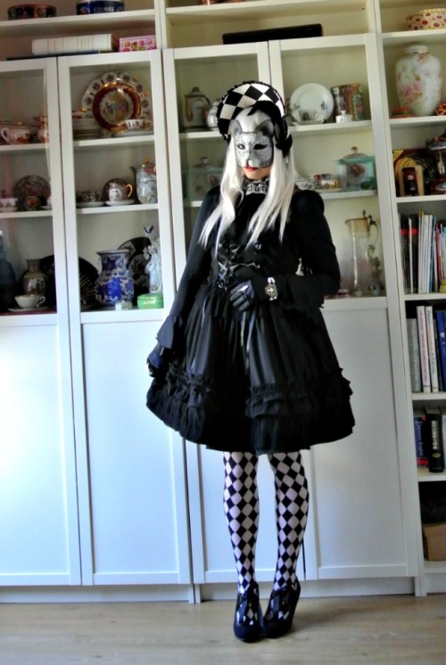 redtonic: Halloween coordinate, I was a gothic cat lolita. I just love that mask and wanted to wear 