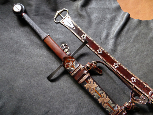  Presenting my most recently completed commission, a scabbard for the Albion Munich. A lot of &lsquo