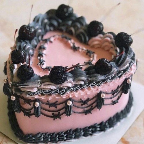 vampirekittn:pink and black cakes ♡ 